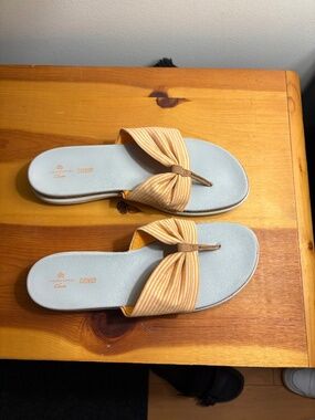Cloud steppers by Clark’s slide on sandals